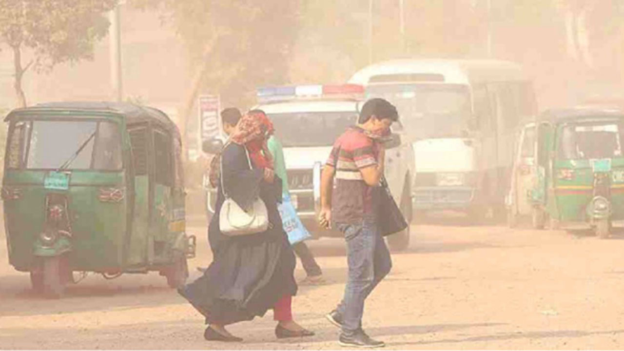 দূষিত বাতাসের শহরের তালিকায় আজ এক নম্বরে ঢাকা